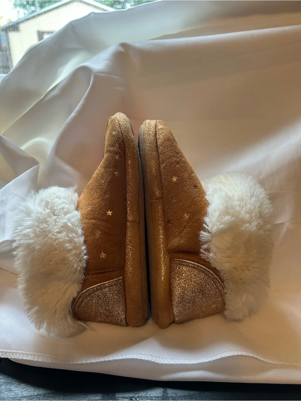 Juicy Couture Girls' Brown Faux-Fur Cozy Slip-On Slippers with Gold Glitter Heel